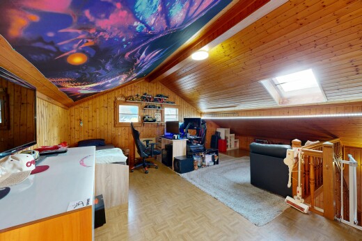 büro mit dated wood wall, dachschräge, vaulted ceiling, holzwand, und wood wall
