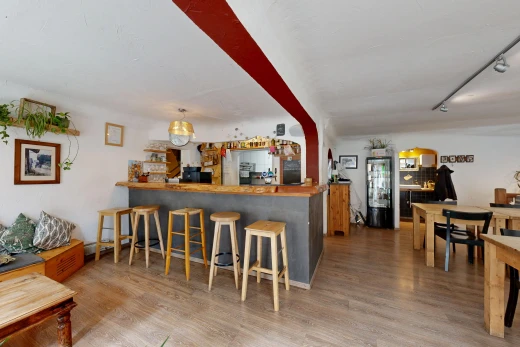 salle à manger avec éclairage sur rail, cloison sèche, drywall, inside property, et passages en arc