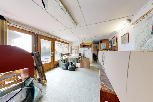 innenraum mit außenzugang, teppich, carpet, und inside property