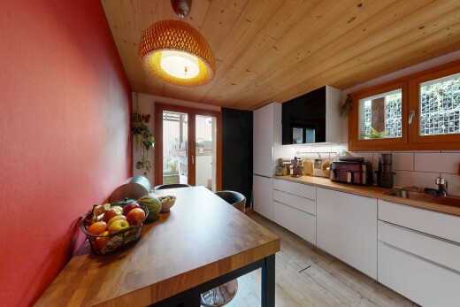 küche mit weiße schränke, white cabinets, holzdecke, wood ceiling, und außenzugang