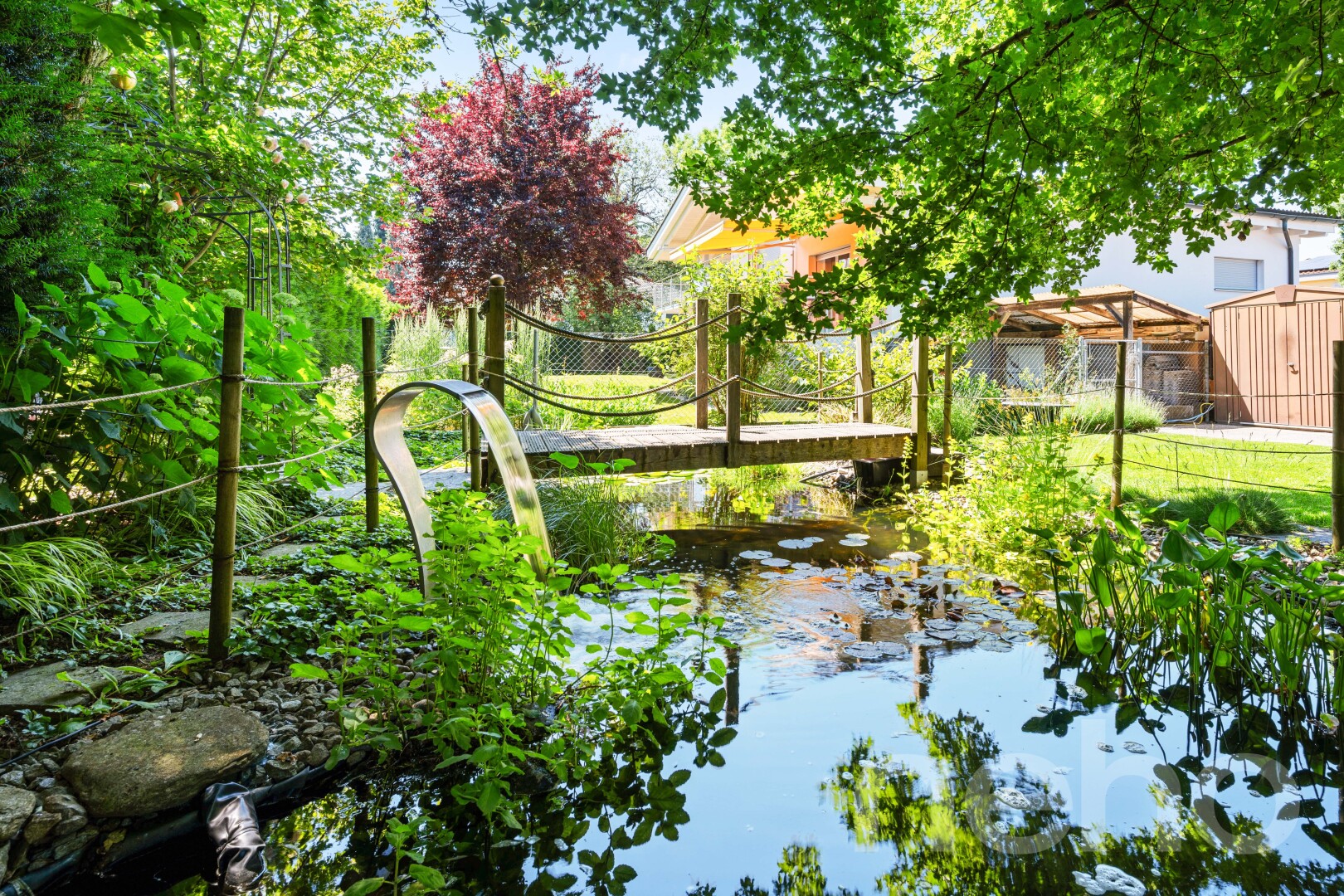 jardin avec clôture, day time, water view, et vue sur l'eau