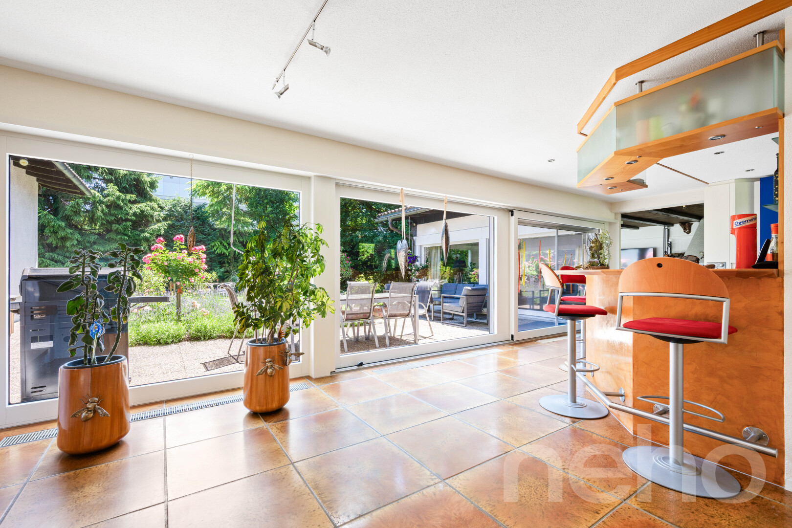 gym avec inside property, tile floor, et sol en carrelage