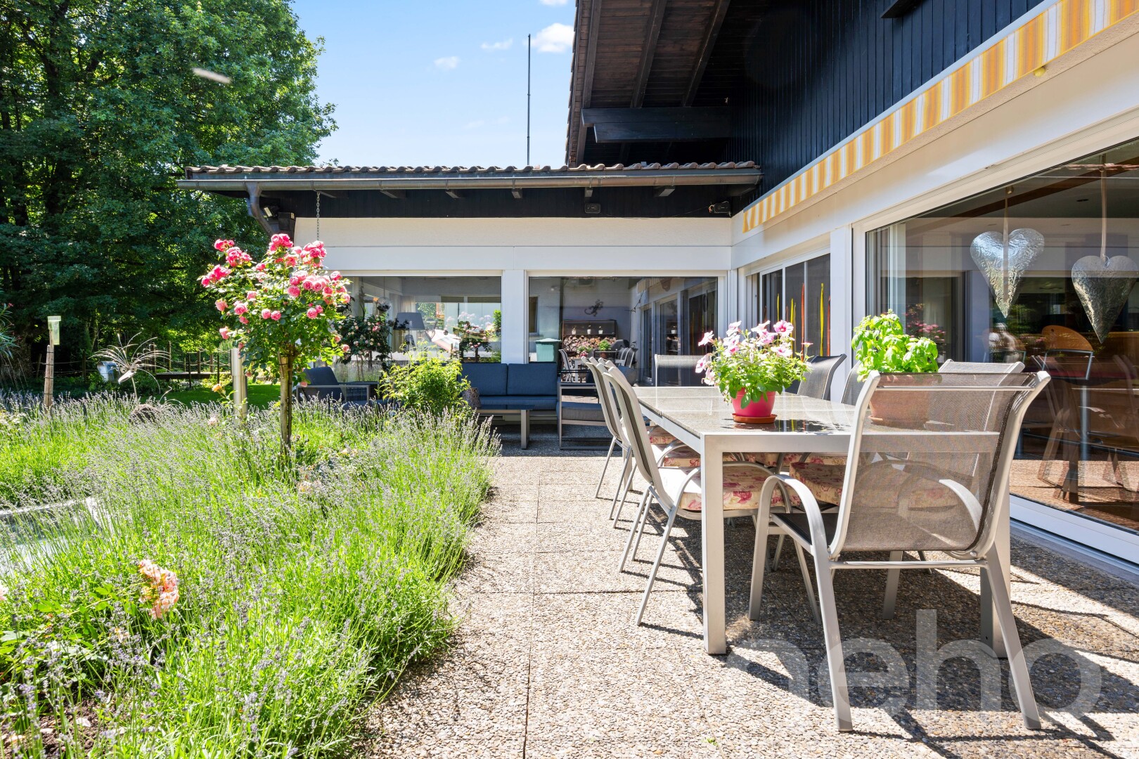 terrasse avec coin repas extérieur, terrasse, day time, et espace de vie extérieur