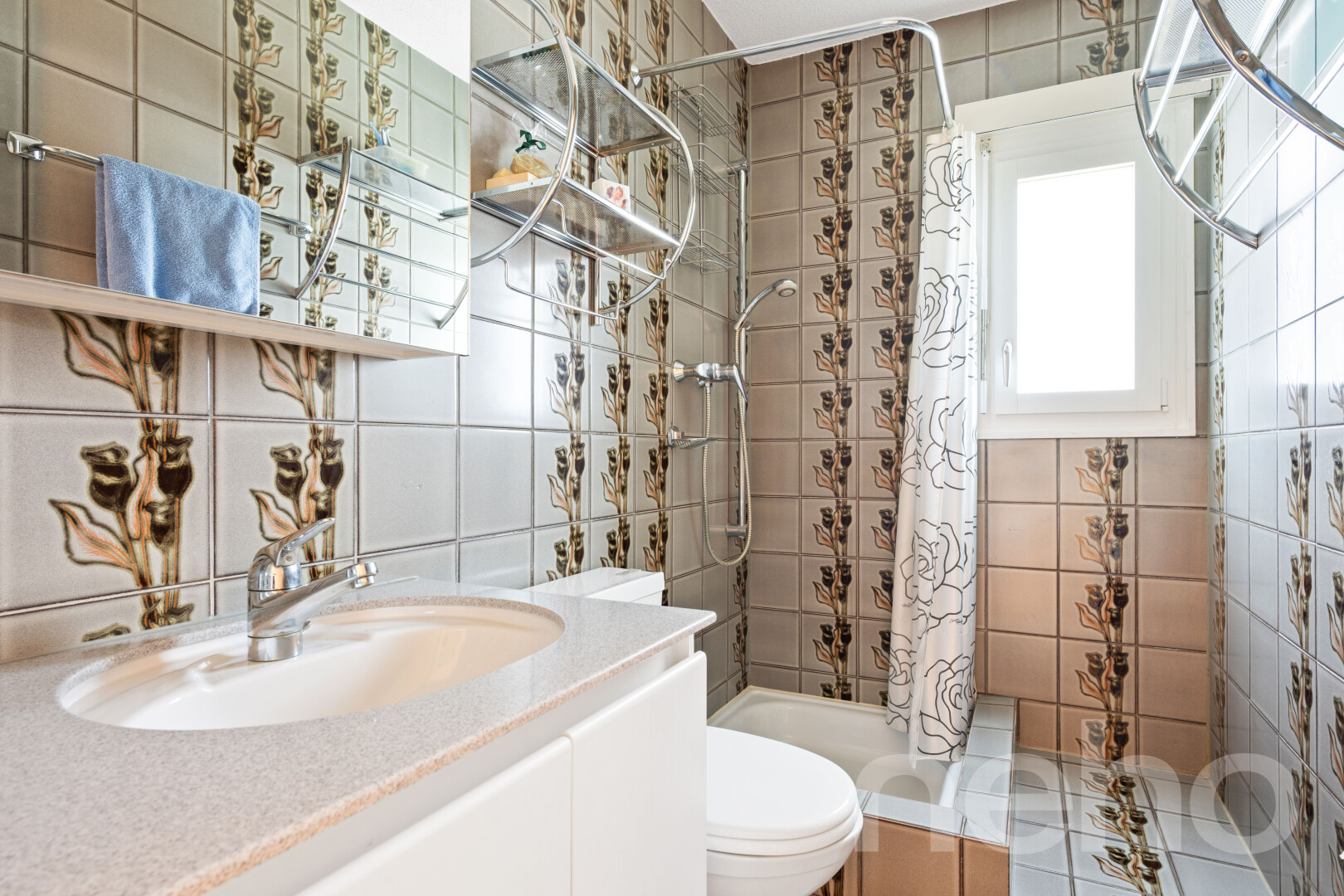 salle de bains avec mur en carrelage, tile wall, salle de bain complète, lavabo (ou coiffeuse selon le contexte), et évier
