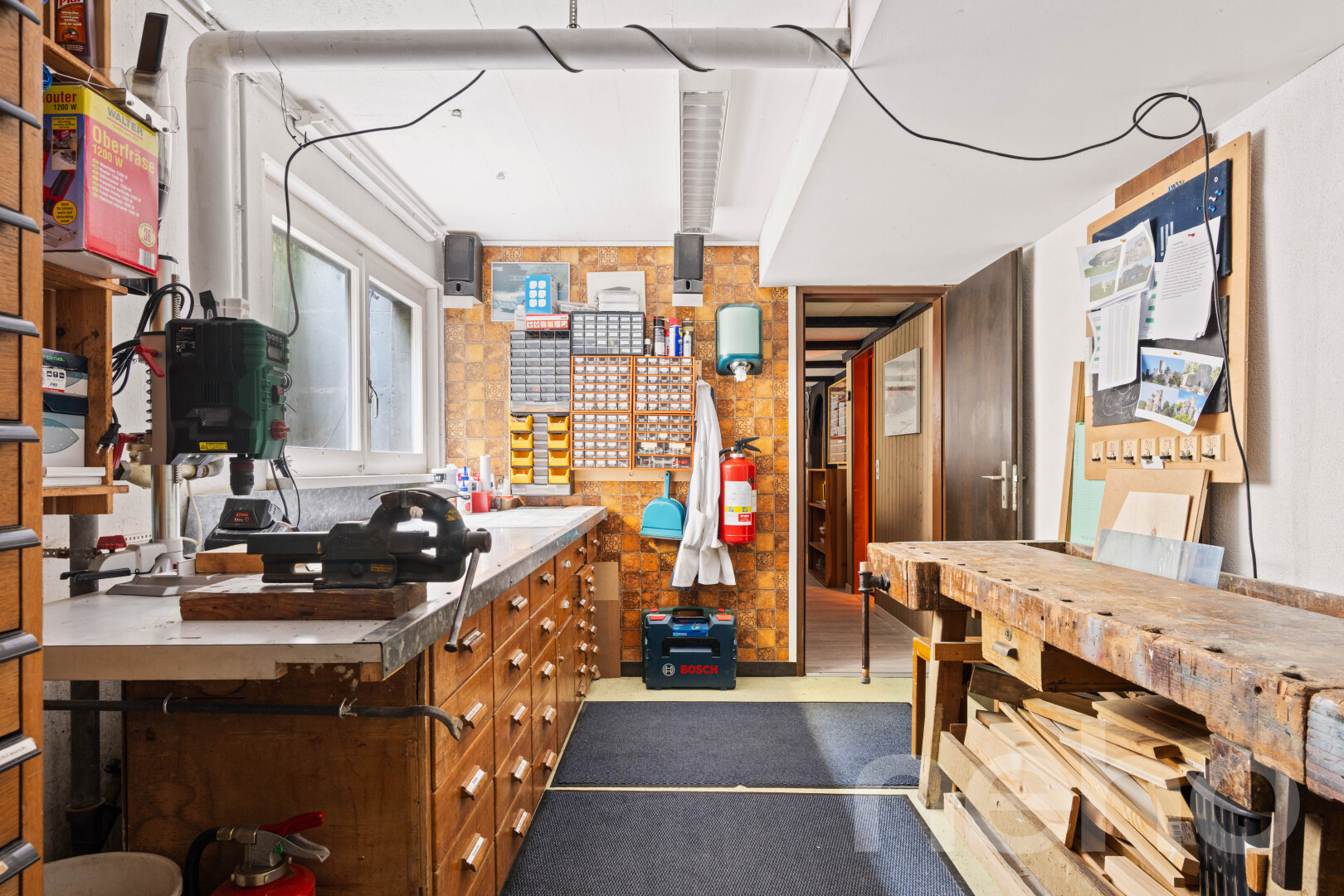 cuisine avec atelier, lumière naturelle, inside property, plans de travail, et light countertops