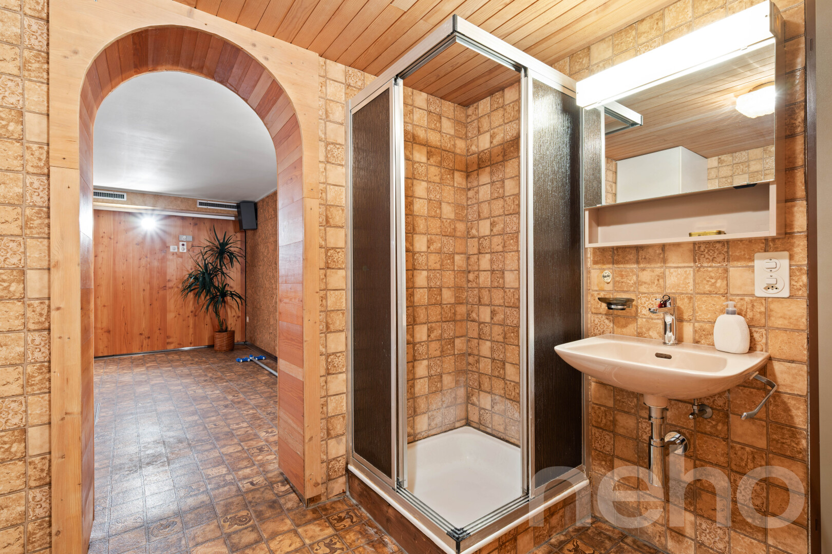 salle de bains avec salle de bain complète, miroir, douche, évier, et inside property