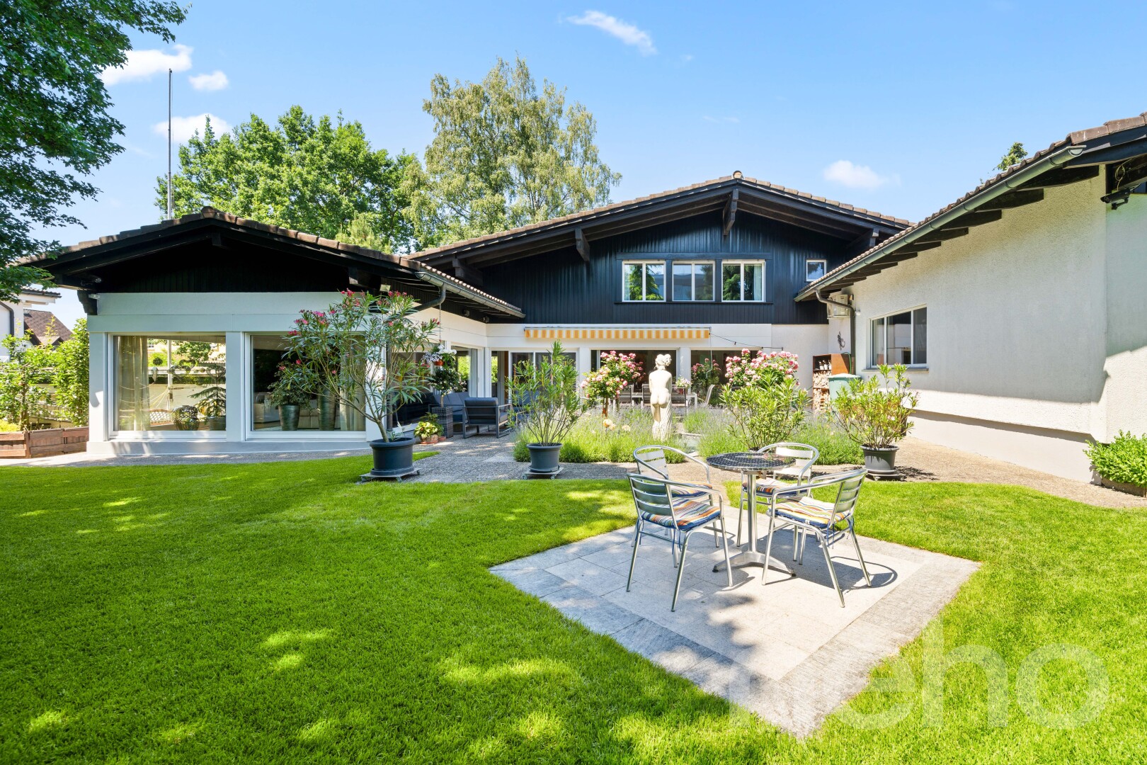 terrasse avec terrasse, pelouse, property visible, day time, et from property