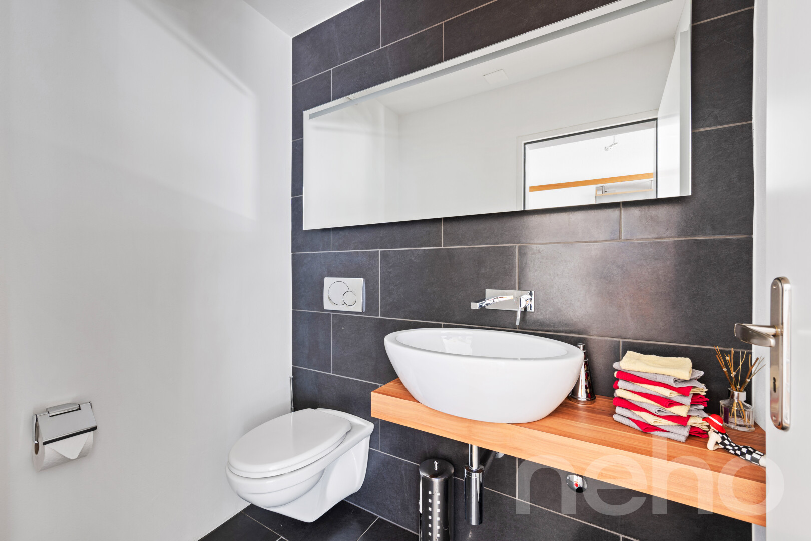 salle de bains avec évier, mur en carrelage, tile wall, inside property, et sol en carrelage