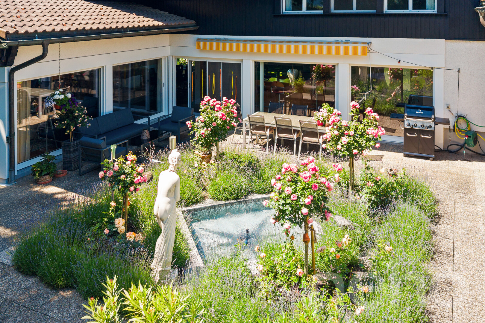 jardin avec terrasse, gril, et coin repas extérieur