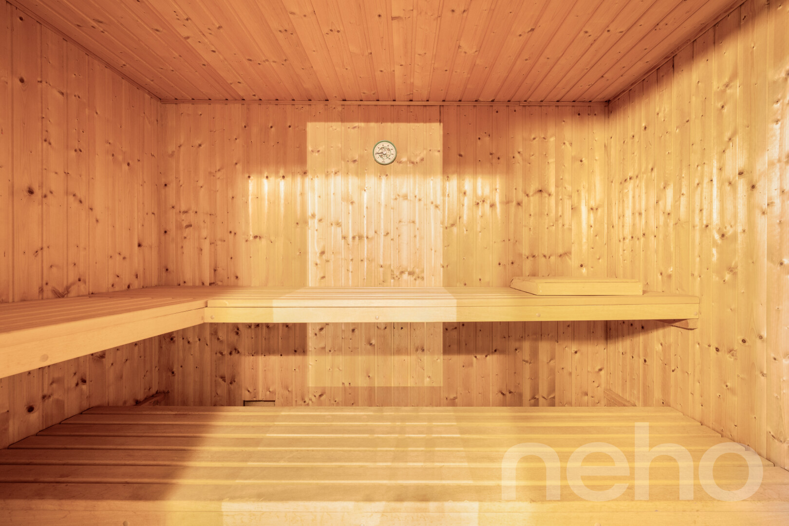 détails avec mur en bois, wood wall, interior, misc room, et ceiling