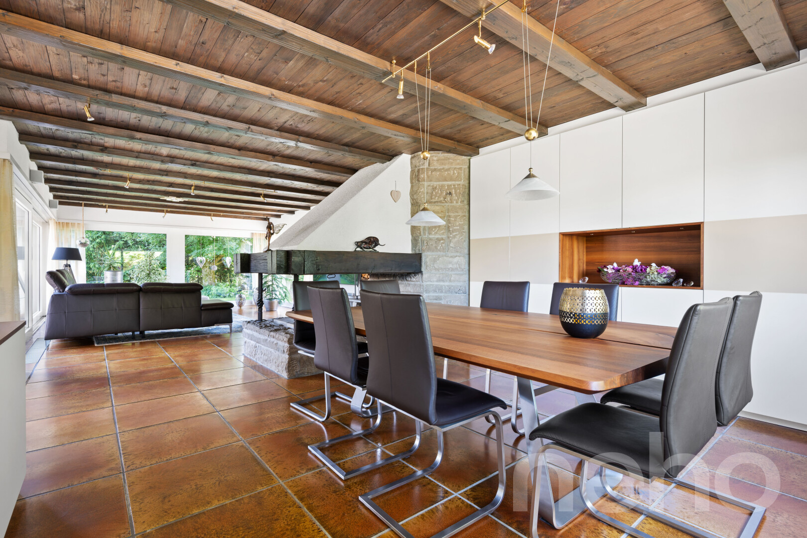 salle à manger avec plafond en bois, wood ceiling, plafond à poutres, beamed ceiling, et inside property