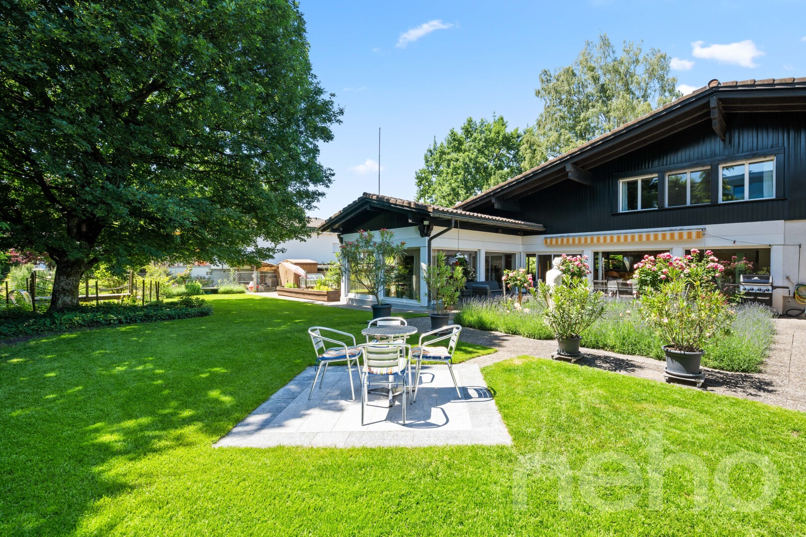 jardin avec terrasse, pelouse, day time, et from property
