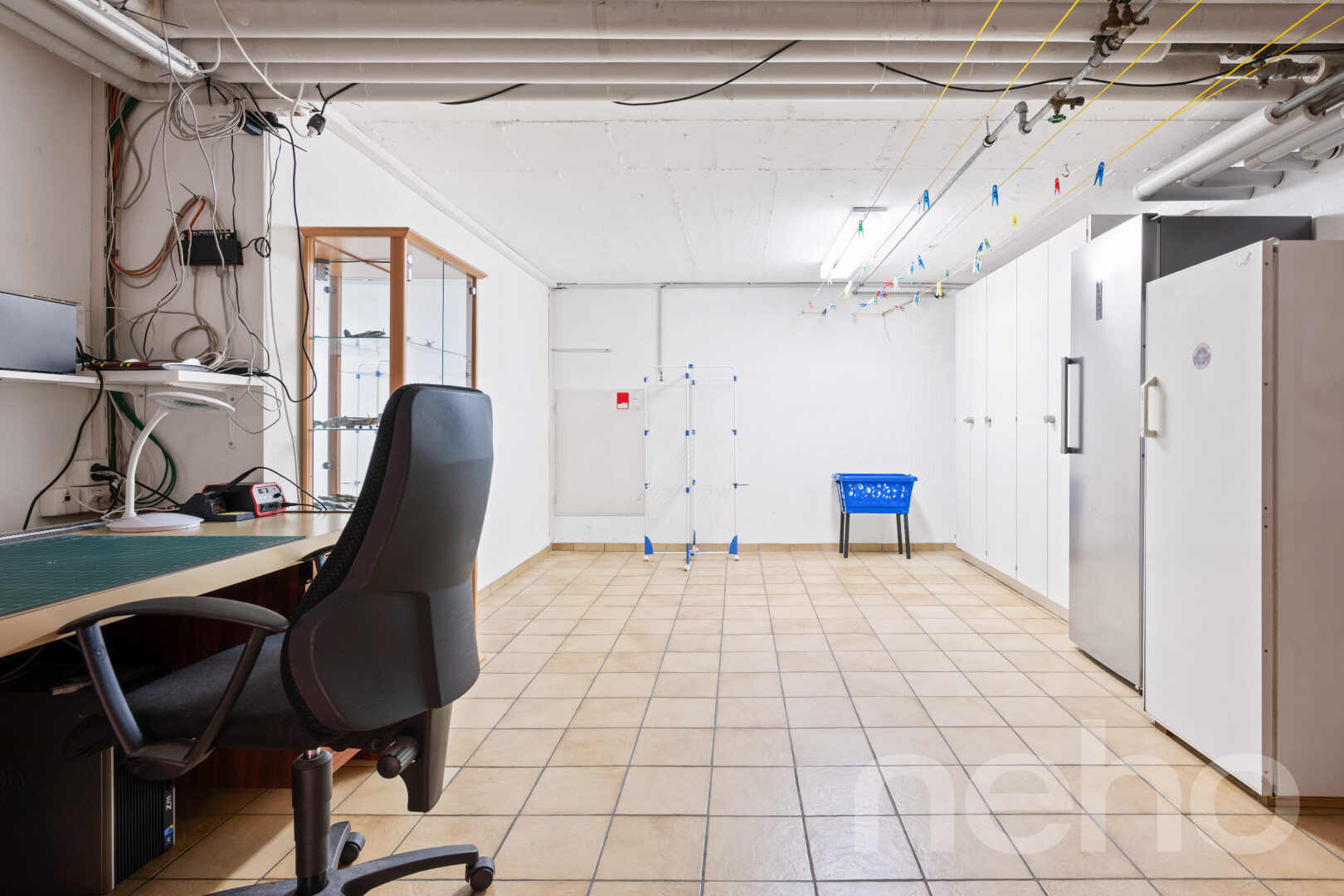 bureau avec inside community, drywall, tile floor, et light floor