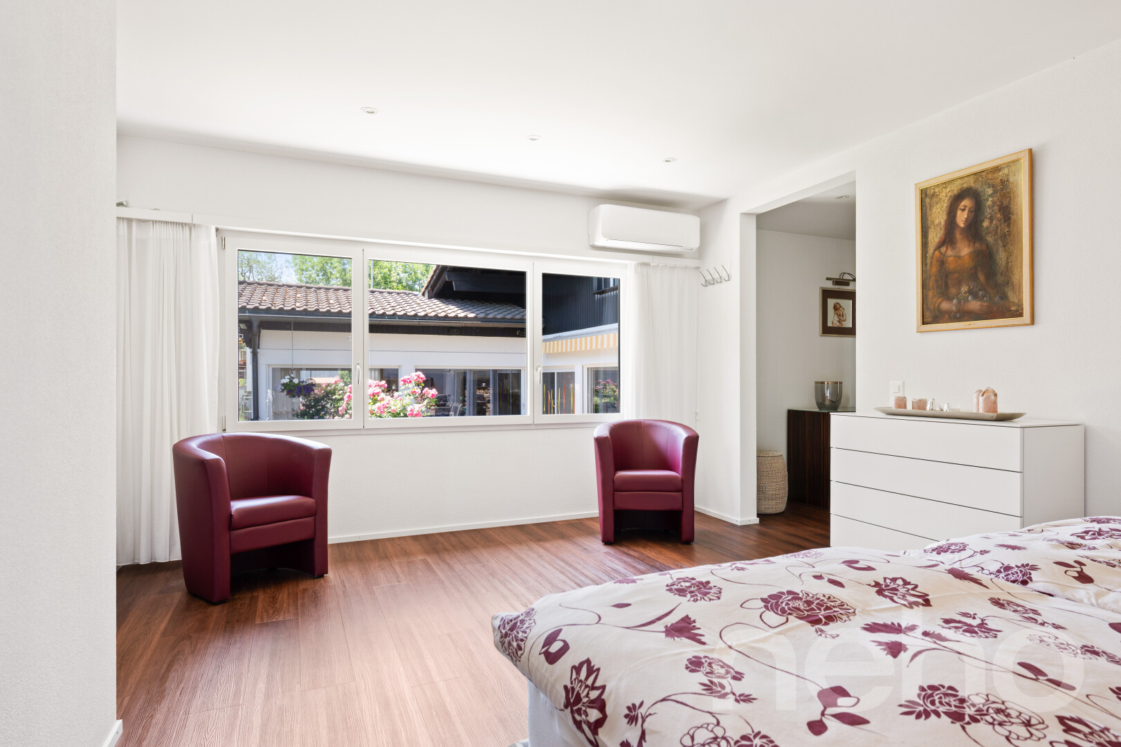 chambre avec wood finish floor, sol en finition bois, drywall, cloison sèche, et climatiseur mural