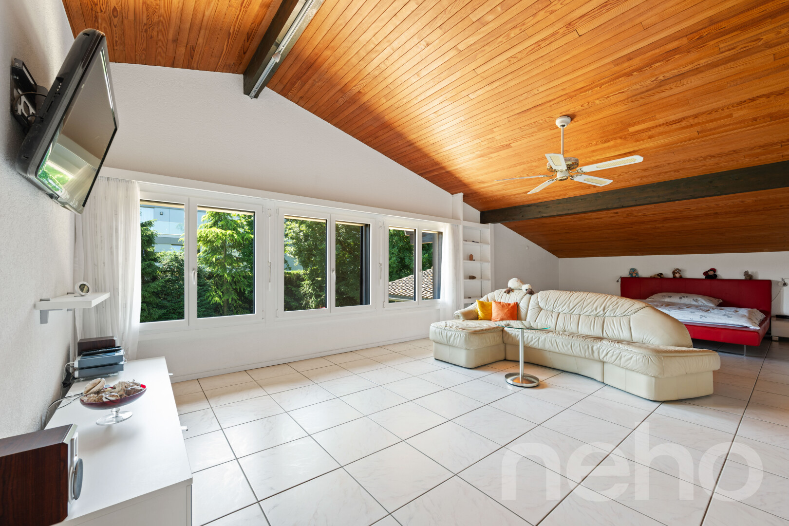 chambre avec high end ceiling, plafond voûté, vaulted ceiling, plafond à poutres, et beamed ceiling