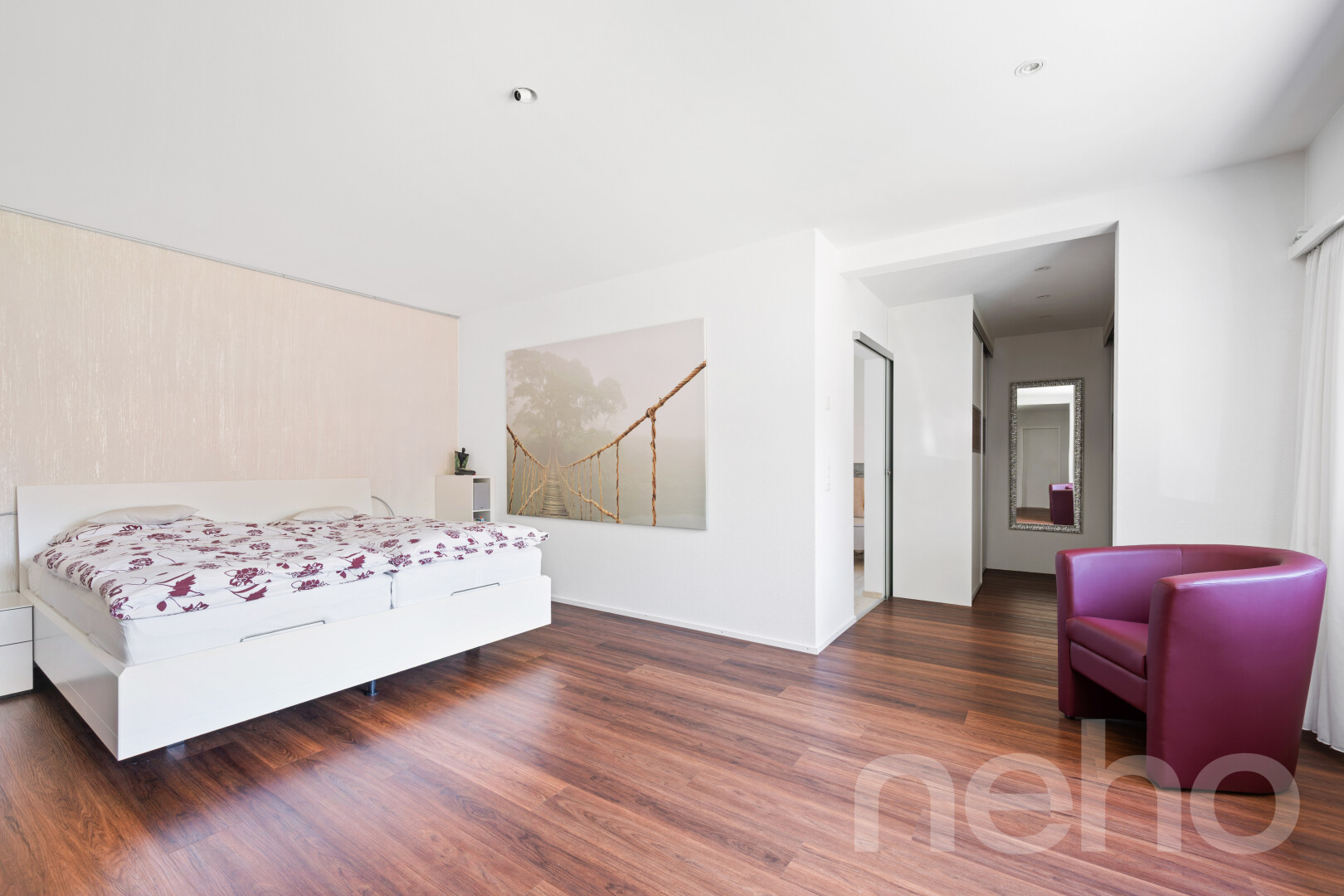 chambre avec wood finish floor, sol en finition bois, inside property, drywall, et cloison sèche