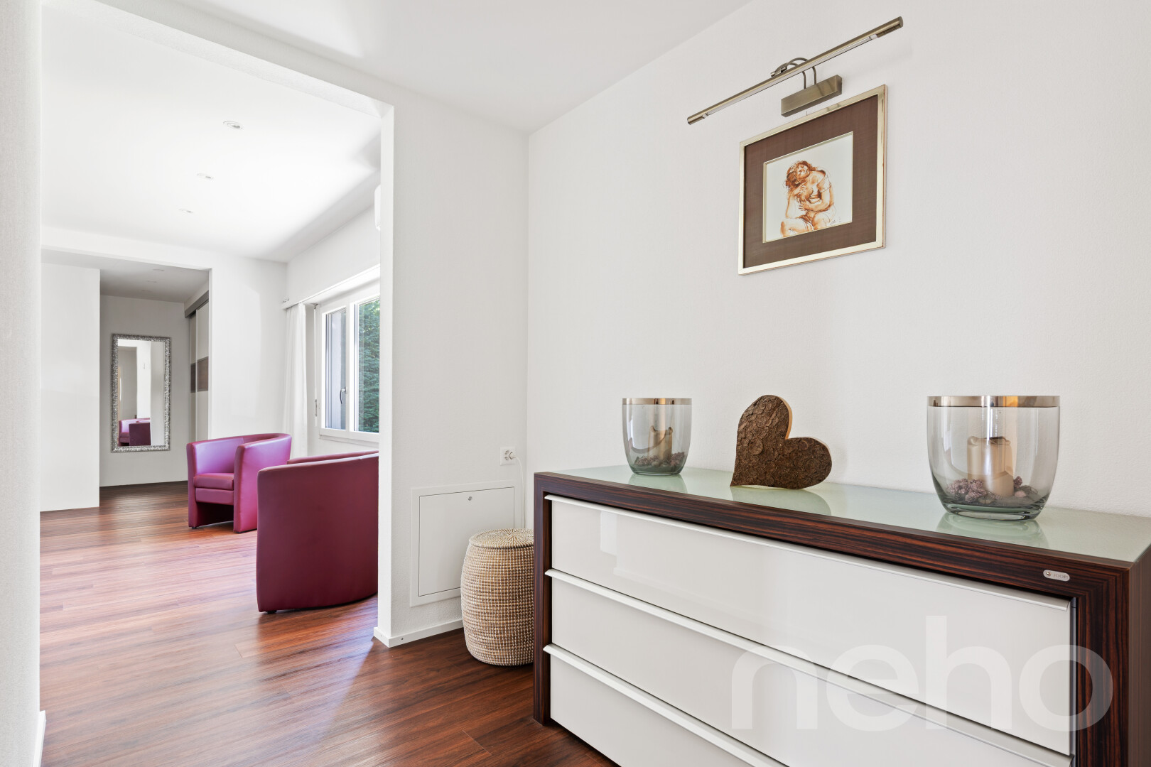 couloir avec wood finish floor, sol en finition bois, drywall, cloison sèche, et dark floor