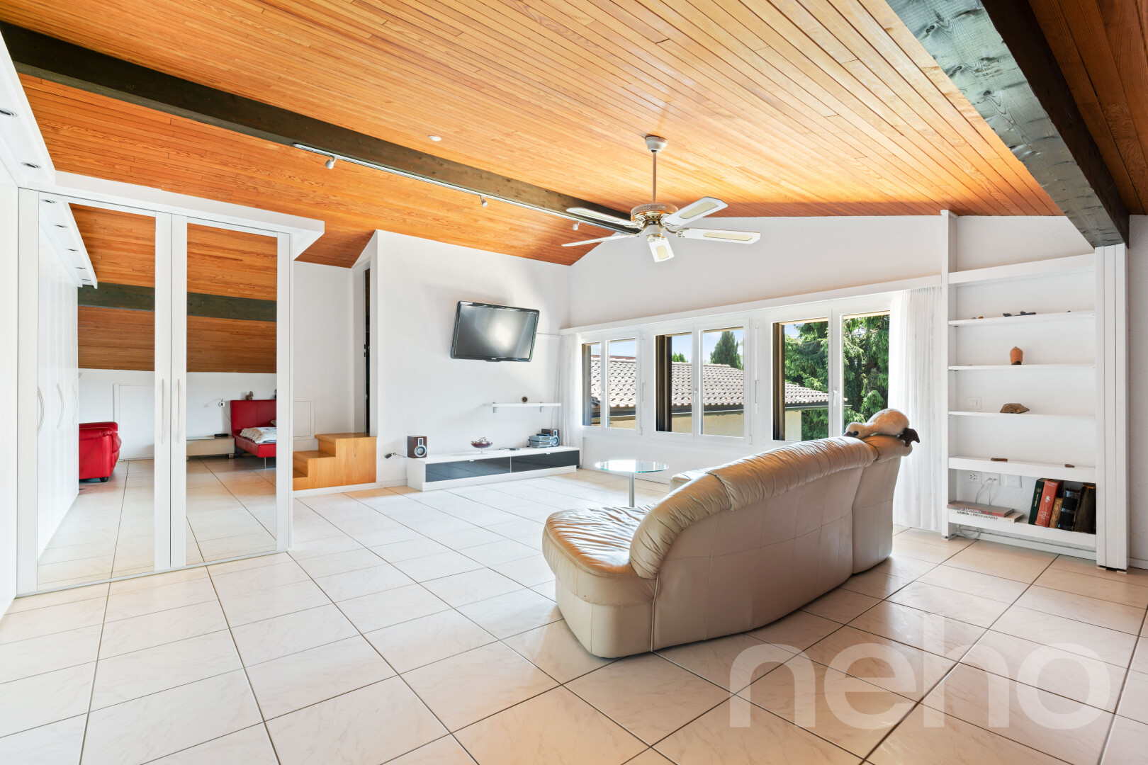salon avec étagères intégrées, high end ceiling, plafond en bois, wood ceiling, et ventilateur de plafond