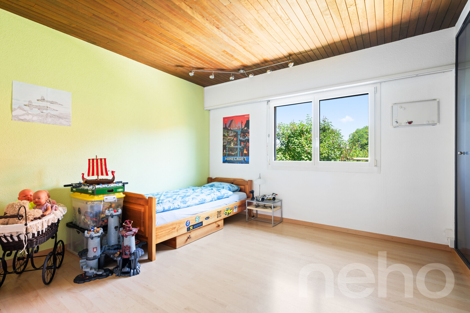 chambre avec éclairage sur rail, plafond en bois, wood ceiling, sol en finition bois, et wood finish floor