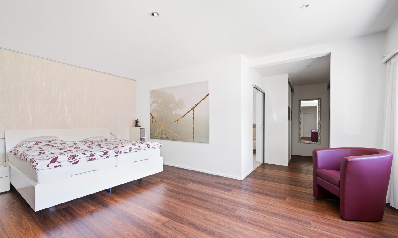chambre avec wood finish floor, sol en finition bois, inside property, drywall, et cloison sèche