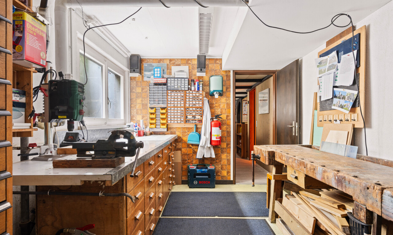cuisine avec atelier, lumière naturelle, inside property, plans de travail, et light countertops