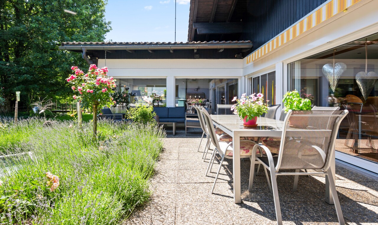 terrasse avec coin repas extérieur, terrasse, day time, et espace de vie extérieur