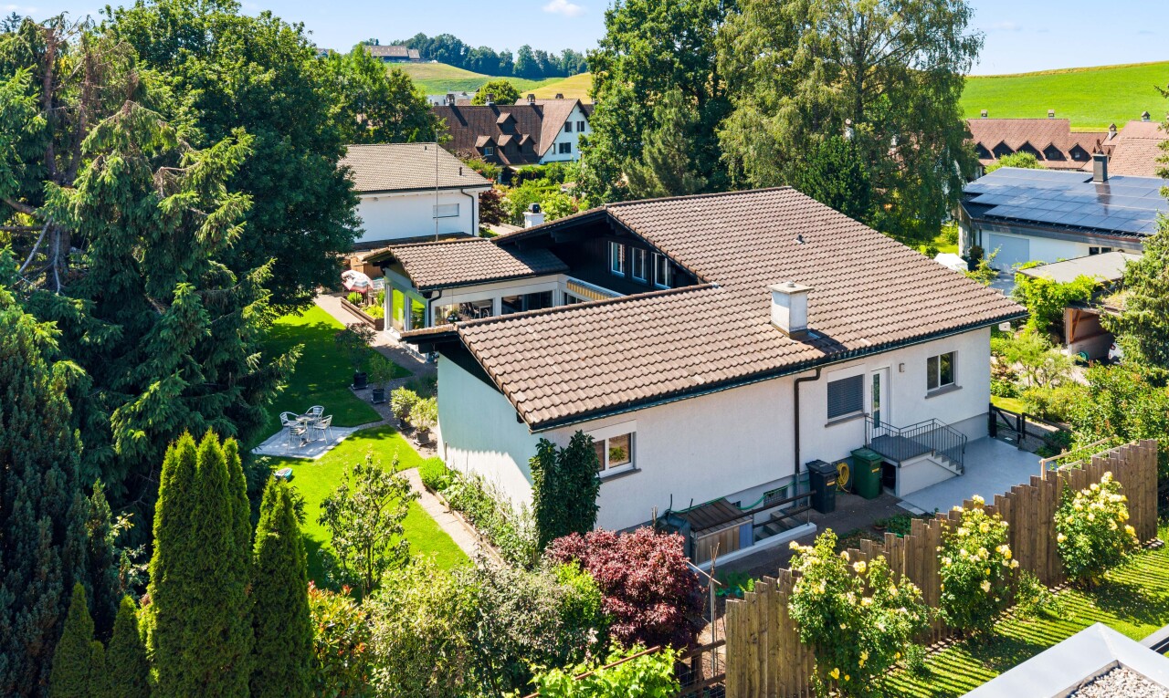 außenansicht mit ziegeldach, drone view, zaun, schornstein, und property visible