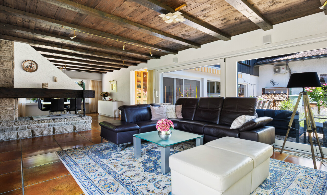 wohnzimmer mit wood ceiling, holzdecke, beamed ceiling, balkendecke, und high end ceiling