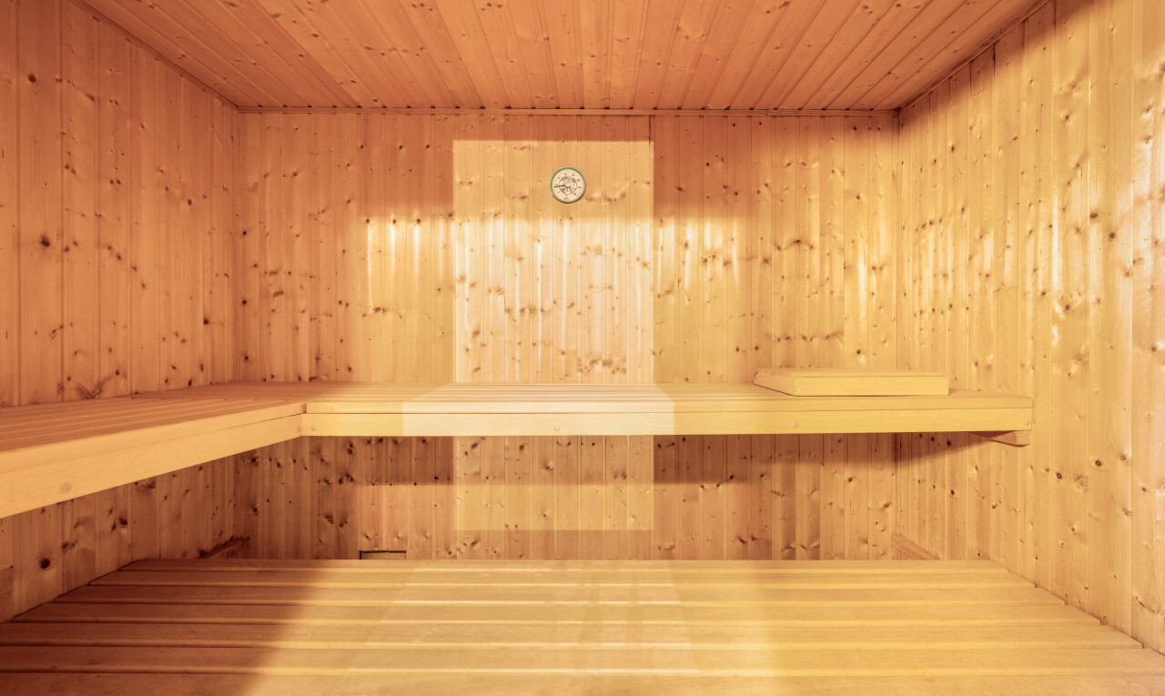 détails avec mur en bois, wood wall, interior, misc room, et ceiling