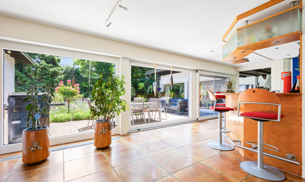 gym avec inside property, tile floor, et sol en carrelage