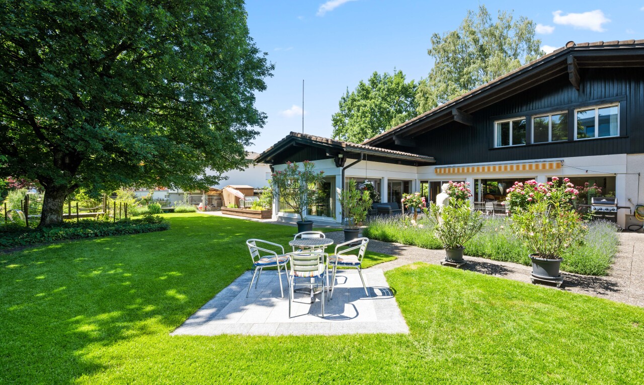 jardin avec terrasse, pelouse, day time, et from property