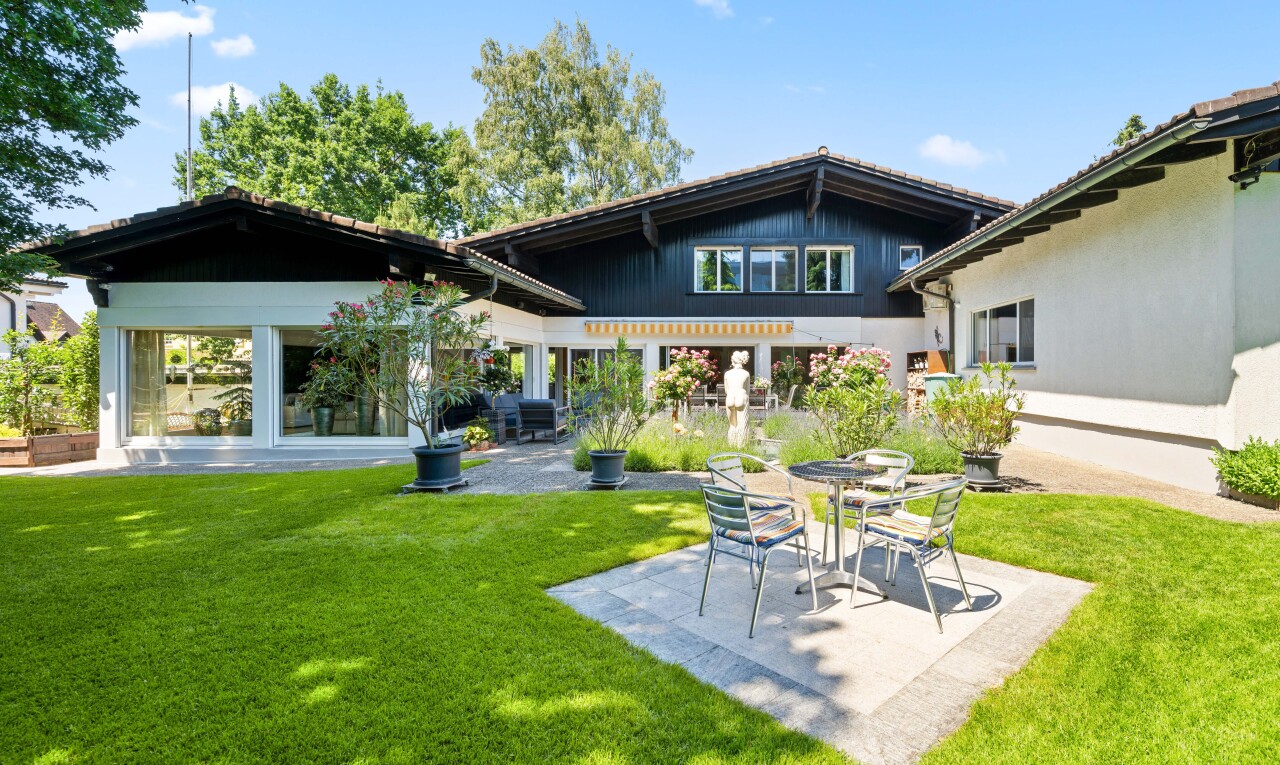 terrasse mit terrasse, rasen, property visible, day time, und from property