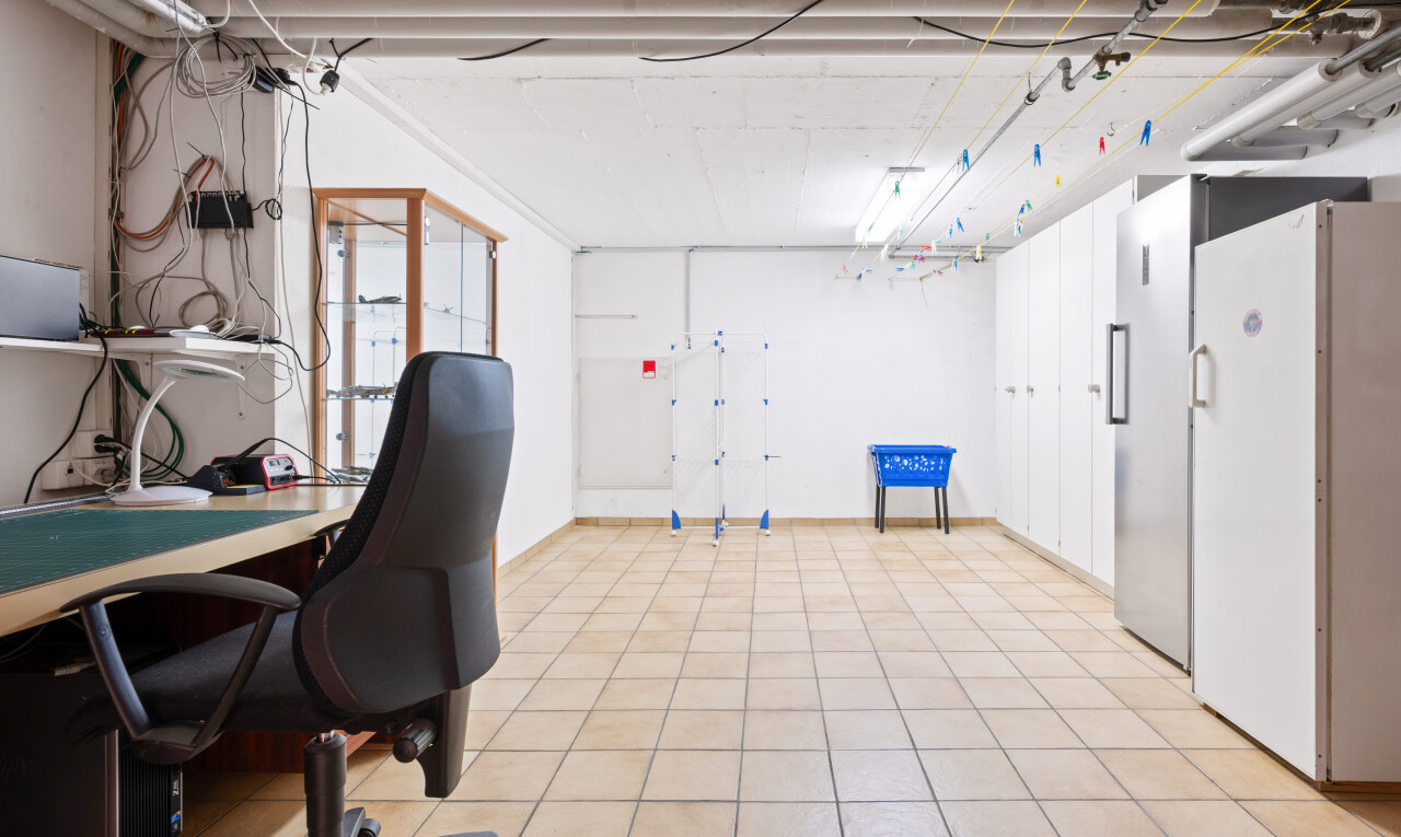 bureau avec inside community, drywall, tile floor, et light floor
