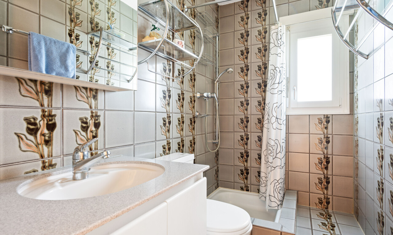 salle de bains avec mur en carrelage, tile wall, salle de bain complète, lavabo (ou coiffeuse selon le contexte), et évier
