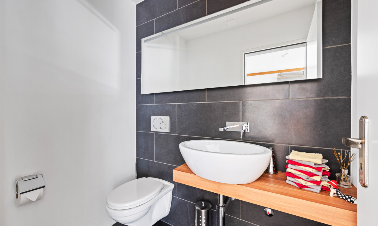 salle de bains avec évier, mur en carrelage, tile wall, inside property, et sol en carrelage