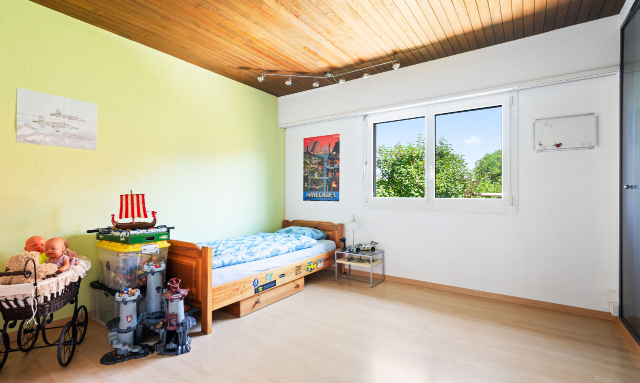 chambre avec éclairage sur rail, plafond en bois, wood ceiling, sol en finition bois, et wood finish floor
