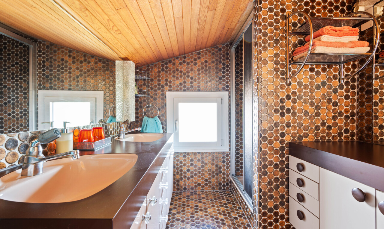 salle de bains avec double vasque, salle de bain complète, plafond en bois, wood ceiling, et mur en carrelage