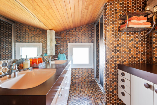 salle de bains avec double vasque, salle de bain complète, plafond en bois, wood ceiling, et mur en carrelage