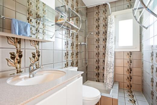salle de bains avec mur en carrelage, tile wall, salle de bain complète, lavabo (ou coiffeuse selon le contexte), et évier