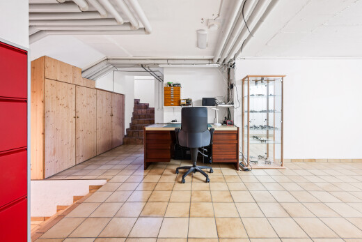 bureau avec escaliers, cloison sèche, drywall, inside property, et sol en carrelage