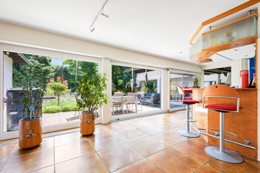 gym avec inside property, tile floor, et sol en carrelage