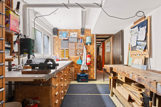 cuisine avec atelier, lumière naturelle, inside property, plans de travail, et light countertops