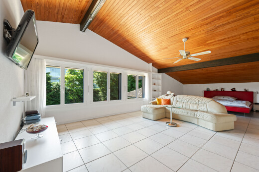 chambre avec high end ceiling, plafond voûté, vaulted ceiling, plafond à poutres, et beamed ceiling