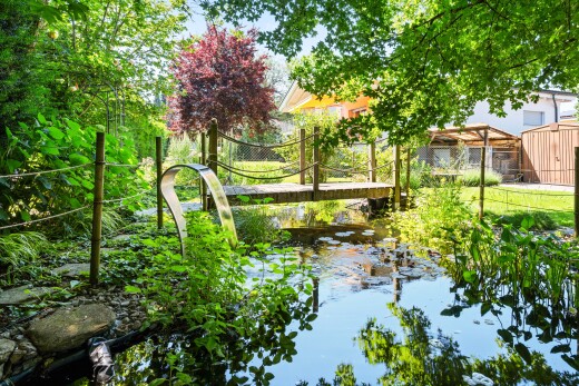 jardin avec clôture, day time, water view, et vue sur l'eau