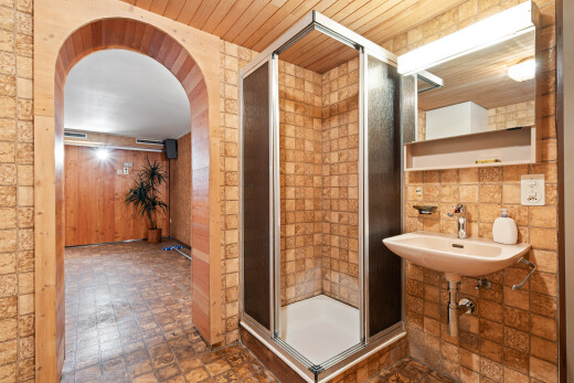 salle de bains avec salle de bain complète, miroir, douche, évier, et inside property