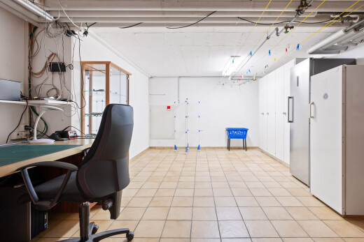bureau avec inside community, drywall, tile floor, et light floor