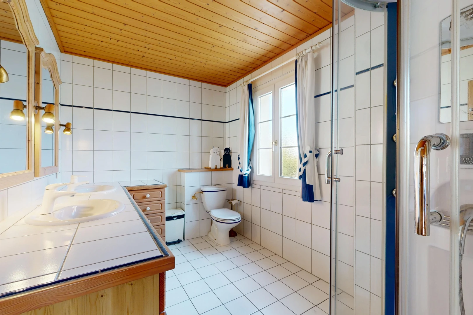 salle de bains avec miroir, salle de bain complète, wood ceiling, plafond en bois, et tile wall