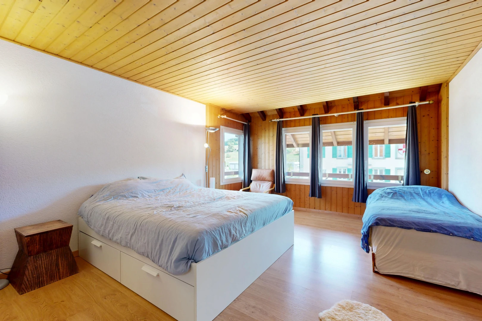 chambre avec plafond en bois, wood ceiling, cloison sèche, drywall, et inside property