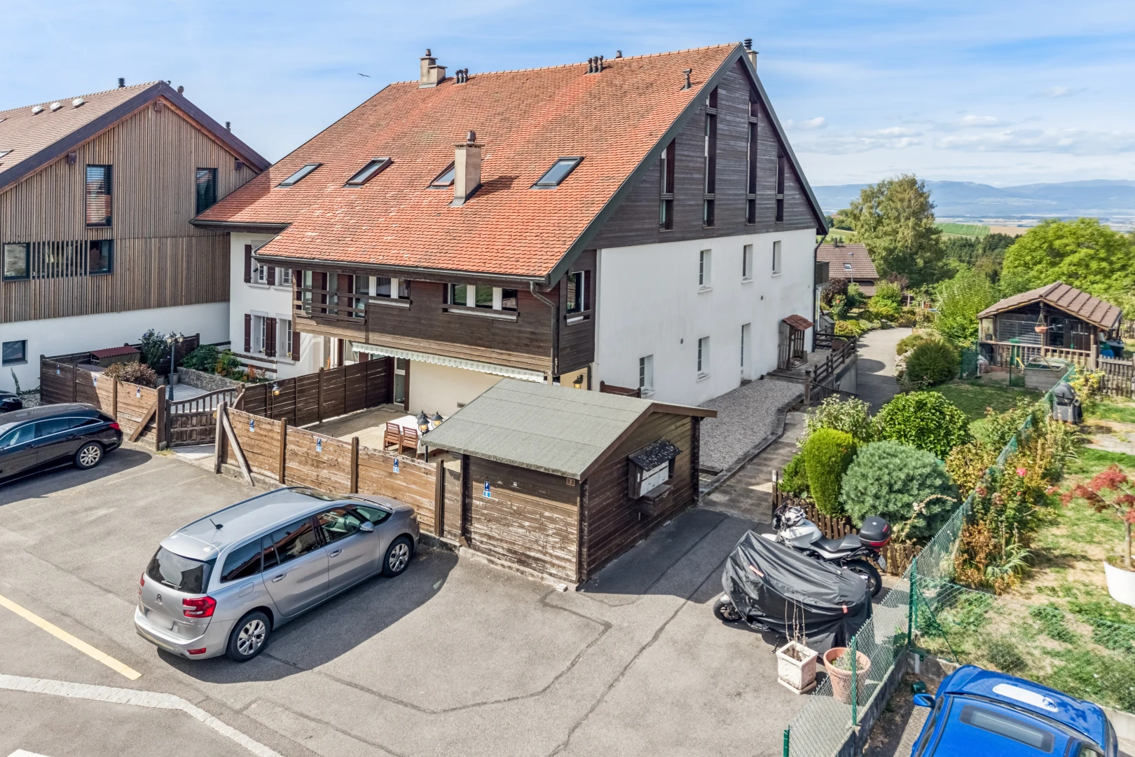 façade avec drone view, clôture, day time, cheminée, et bardage horizontal