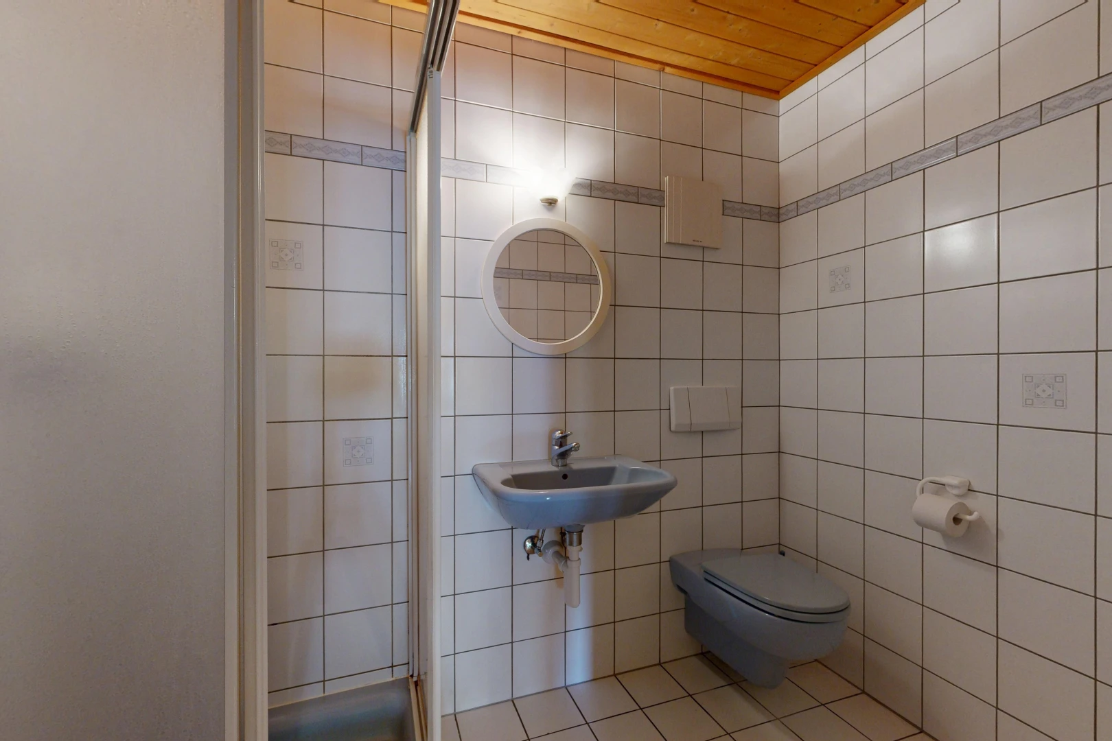 salle de bains avec salle de bain complète, douche, miroir, mur en carrelage, et tile wall